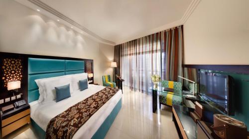 Postel nebo postele na pokoji v ubytování Bahi Ajman Palace Hotel