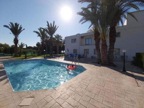La alberca dentro o cerca de Argaka Palm Tree Apts