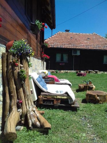 Jardín al aire libre en Domaćinstvo Filipović