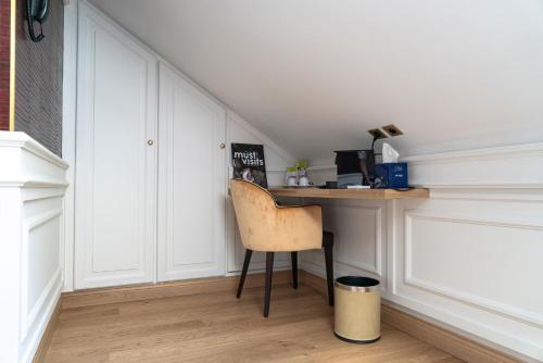 a chair sitting at a desk in a room at Hôtel Merveilleux Côté Mer in Dunkerque