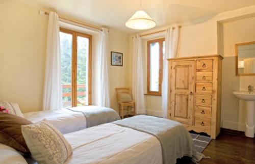 ein Schlafzimmer mit 2 Betten, einem Waschbecken und einer Kommode in der Unterkunft White Chalet in Chamonix-Mont-Blanc