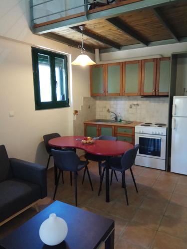 eine Küche und ein Wohnzimmer mit Tisch und Stühlen in der Unterkunft Calm Point Home 2 in Volissos