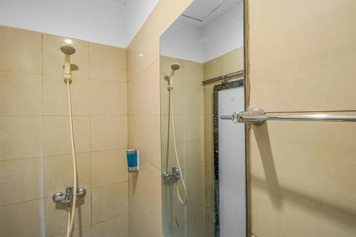 ein Badezimmer mit Dusche mit Glastür in der Unterkunft Bungur Inn Syariah in Jakarta