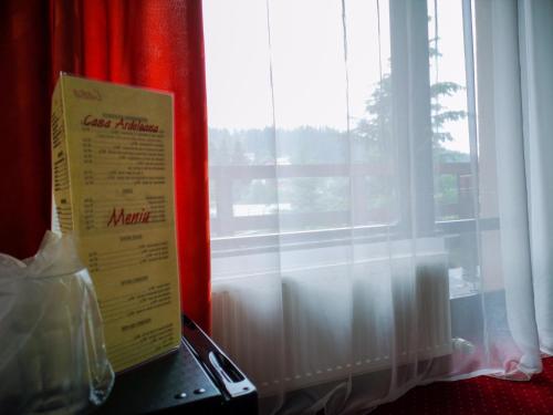 a window with a pizza box in front of it at Casa Ardeleana in Predeal
