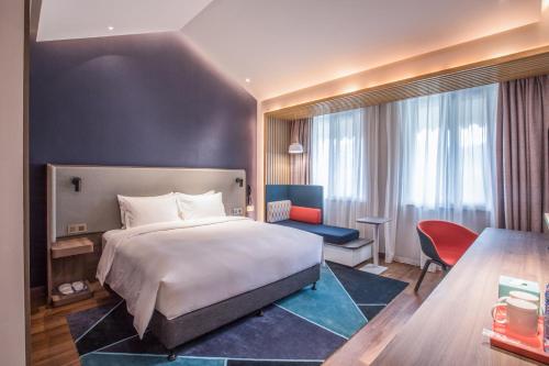 Säng eller sängar i ett rum på Holiday Inn Express Guizhou Qinglong, an IHG Hotel