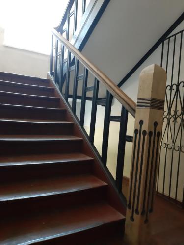 a staircase with a cricket bat on the railing at Kamienica Nowodworska 30 in Bydgoszcz