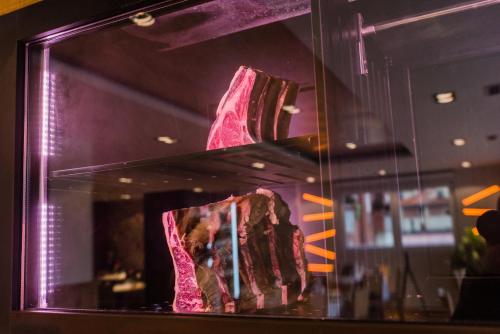 a window with a reflection of a piece of meat at Hotel Los Pasiegos in Hoznayo