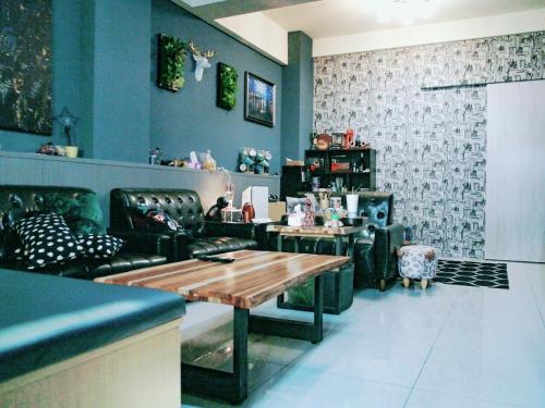 a coffee shop with a wooden table and chairs at 好客行館 in Donggang