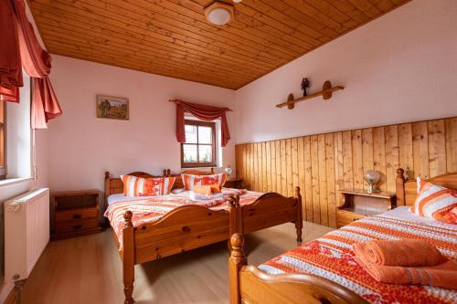 Llit o llits en una habitació de Pension und Gaststätte Zur Knappenschänke