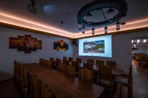 a conference room with a large wooden table and chairs at Ranch Jestřebice in Heřmaničky