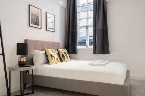 Rúm í herbergi á Host & Stay - Slater Street Apartments - perfect for nightlife!