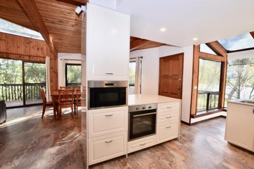 Dapur atau dapur kecil di Sublime Cedar Lodge Leura
