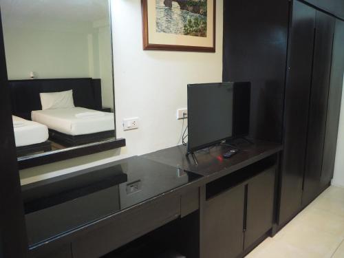 Televisyen dan/atau pusat hiburan di Orm Thong Hotel - SHA Plus