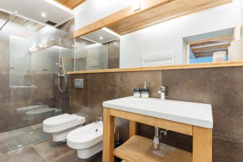 a bathroom with a sink and a toilet at Podhalańskie Tarasy - LoftAffair in Kościelisko