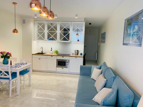 Kuchyňa alebo kuchynka v ubytovaní Apartament Jantarowe Zacisze Blue