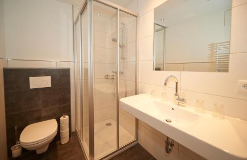 Bilik mandi di Apartments Neue Post