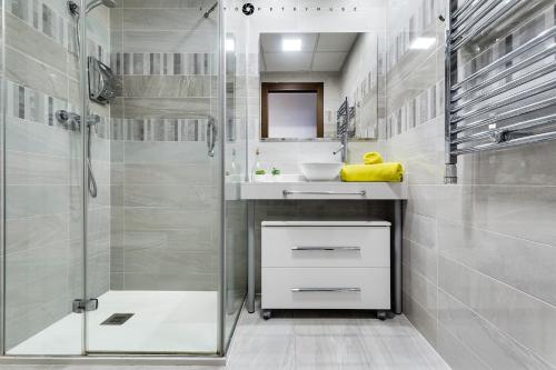 トレビエハにあるSEA SENSES SKYLINE Torreviejaのバスルーム(シャワー、シンク付)