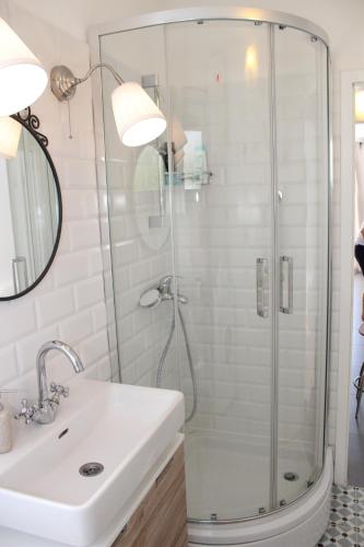a bathroom with a shower and a sink at Ferienwohnung KRK Peter Lindpointner in Krk