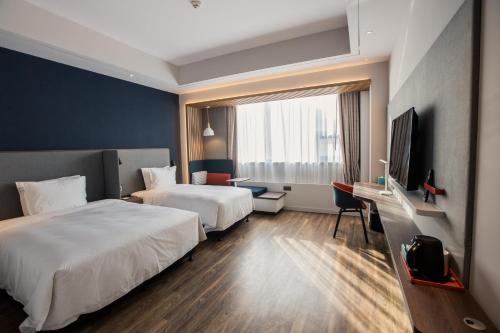 Giường trong phòng chung tại Holiday Inn Express Xi'an Bell Tower, an IHG Hotel
