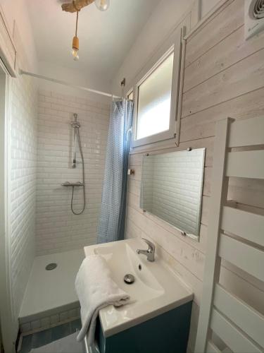 une salle de bain avec un lavabo, une douche et une baignoire dans l'établissement CENTRE CHATELAILLON GRAND LOFT ** 100m DE LA PLAGE, à Châtelaillon-Plage