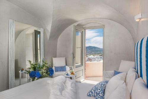 Postel nebo postele na pokoji v ubytování Mythical Blue Luxury Suites