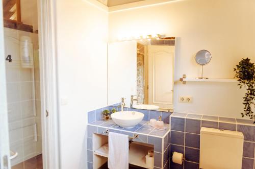 a bathroom with a sink and a mirror at Bosque de Xarás, casa completa con encanto cerca de playa de Lapamán in Marín