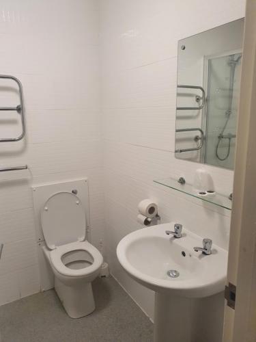 Phòng tắm tại Cuttle Bridge Inn Hotel - NEC / Birmingham Airport