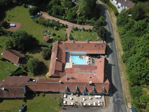 an aerial view of a house with a swimming pool at Auberge du Gros Tilleul in Argoules