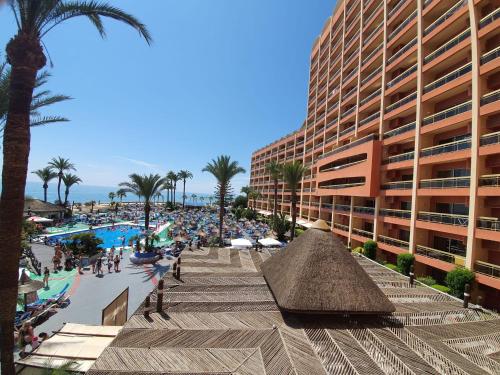 widok na ośrodek z basenem i budynek w obiekcie Atardecer Beach Costa w mieście Benalmádena