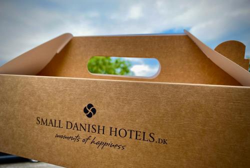 a cardboard box with a tree in it at Taastrup Park Hotel in Tåstrup