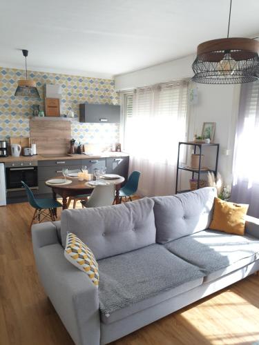 un salon avec un canapé et une table dans l'établissement Mada Home, à Arles