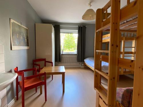 哈帕蘭達的住宿－Vojakkala Vandrarhem，客房配有双层床、桌子和书桌。