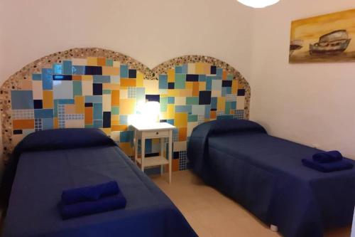 2 Betten in einem Zimmer mit herzförmiger Wand in der Unterkunft VILLA LA TEGALA in Caleta de Sebo