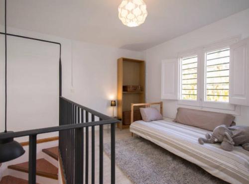 een woonkamer met een bank met een knuffeldier op de vloer bij Salou 2 · House2 garden in front of the beach - Ferrari Land in Salou