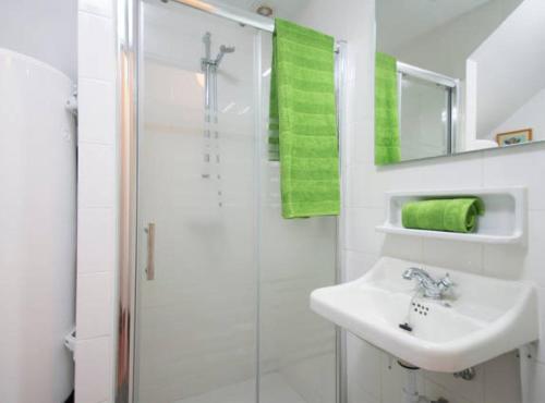 een witte badkamer met een wastafel en een douche bij Salou 2 · House2 garden in front of the beach - Ferrari Land in Salou