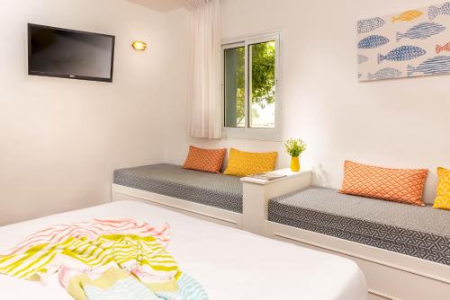 Televisyen dan/atau pusat hiburan di Travel Hotel Gesher Haziv