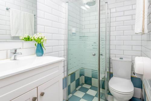 Bilik mandi di Travel Hotel Gesher Haziv