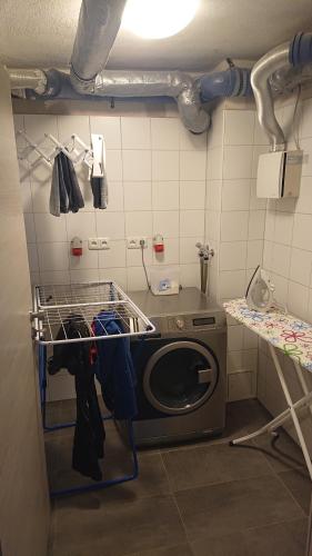 een wasruimte met een wasmachine en een droogrek bij Landgasthof und Pension Zum löwen in Bischofsheim an der Rhön