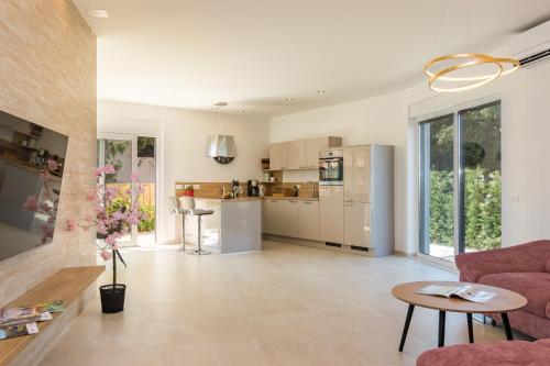 Villa Elena Deluxe mit Whirlpool und beheiztem Pool am Meer und wunderschönen Blick auf die Brijuni Inseln