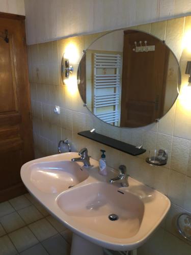une salle de bain avec un lavabo et un miroir dans l'établissement Venasque Vue Apartment, à Saint-Mamet