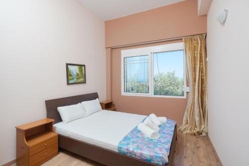 - une chambre avec un lit et une fenêtre dans l'établissement Dreamy Villa, à Skala Kallirakhis