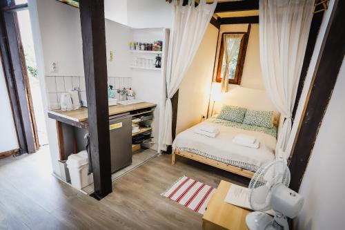 una piccola camera con letto e lavandino di Csónakház a Tiszadob