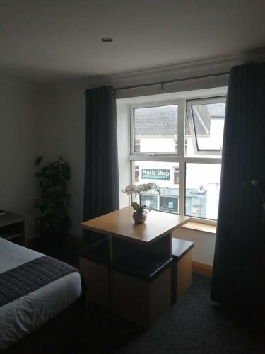 Postel nebo postele na pokoji v ubytování Reveller Bar Lodgings