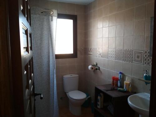 uma casa de banho com um WC, um lavatório e uma janela em Casa Rural La Galana Albacete em Chinchilla de Monte Aragón