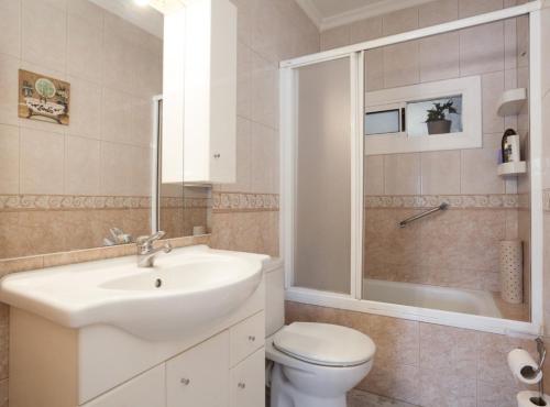 ein Bad mit einem Waschbecken, einem WC und einer Dusche in der Unterkunft Bright apartment close to congress center & port in Barcelona