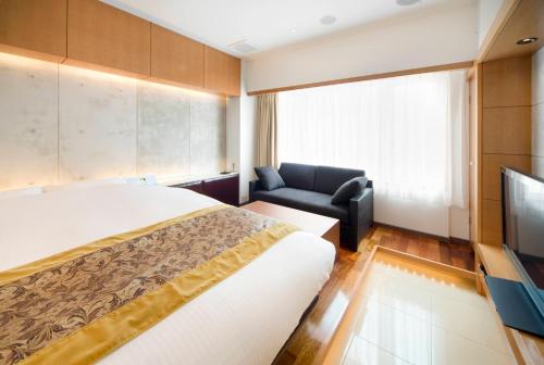 东京HOTEL APERTO (Adult Only)的一间带床和椅子的酒店房间