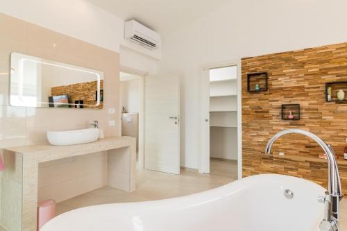 Ένα μπάνιο στο Villa Elena Deluxe mit Whirlpool und POOL am MEER