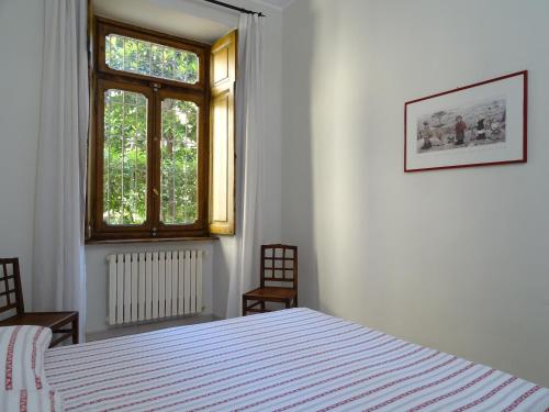 Il Tuo Posto Strategico في تورينو: غرفة نوم بسرير ابيض ونافذة