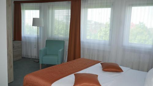 Кровать или кровати в номере Komfort Hotel Ludwigsburg