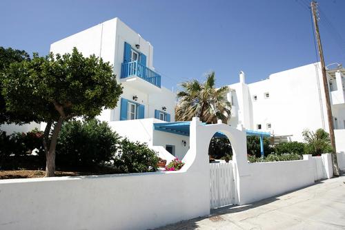 une clôture blanche devant un bâtiment blanc dans l'établissement Villa Sophie, à Náoussa